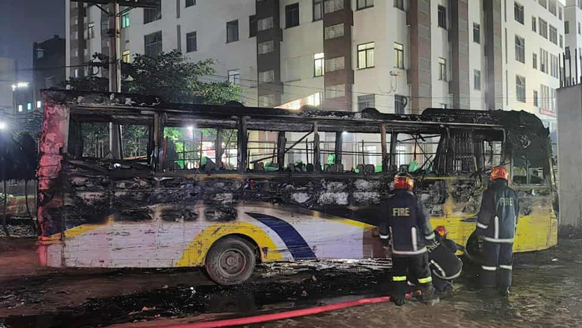 আশুলিয়ায় দুর্বৃত্তদের আগুনে পুড়ল পার্কিং করা বাস